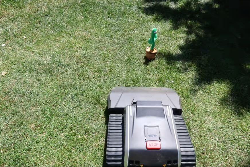 Lymow One Plus Mähroboter erkennt Hindernis mit KI-Kamera auf dem Rasen